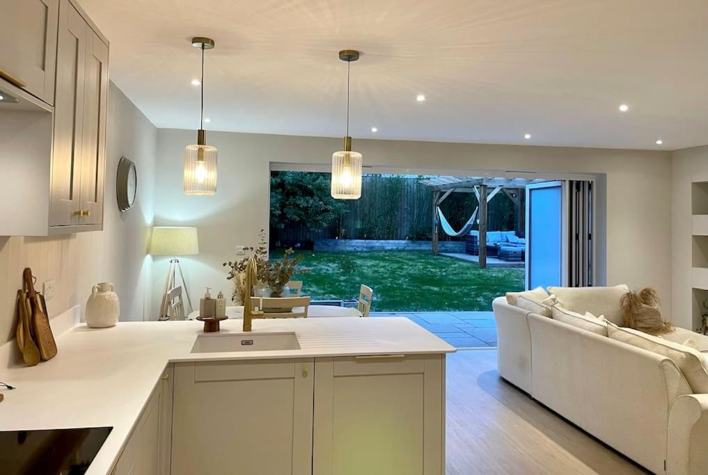 Modern, Central Bungalow With Large Garden Борнмът Екстериор снимка