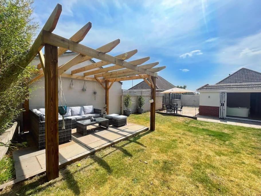 Modern, Central Bungalow With Large Garden Борнмът Екстериор снимка