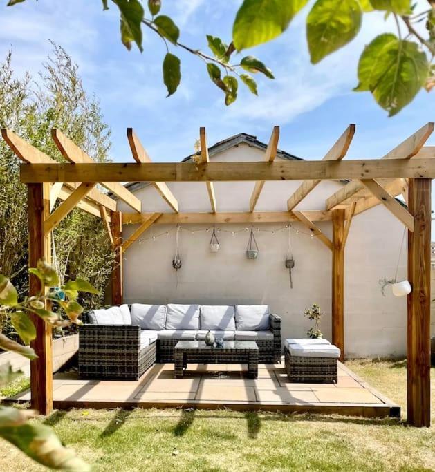 Modern, Central Bungalow With Large Garden Борнмът Екстериор снимка